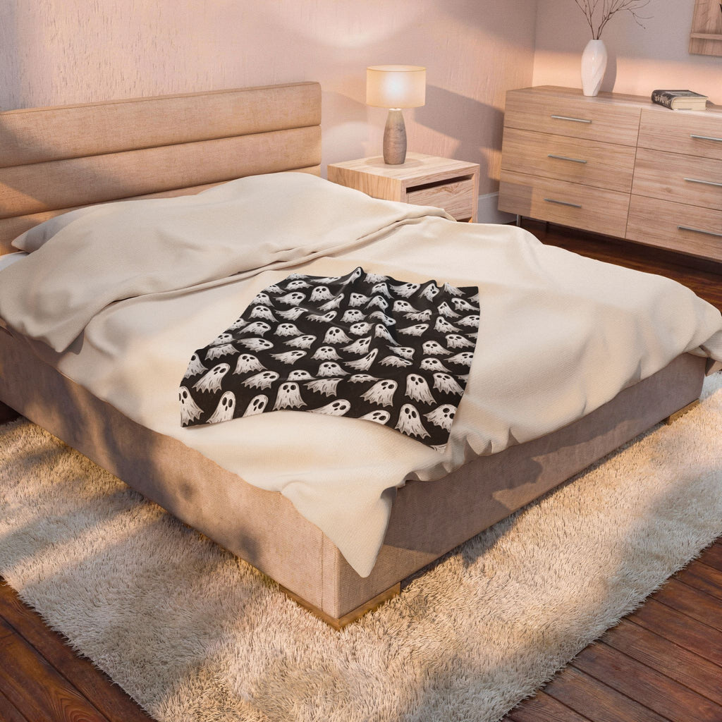 Ghost Pattern Velveteen Plush Blanket — Soft Halloween Throw for Cozy Nights