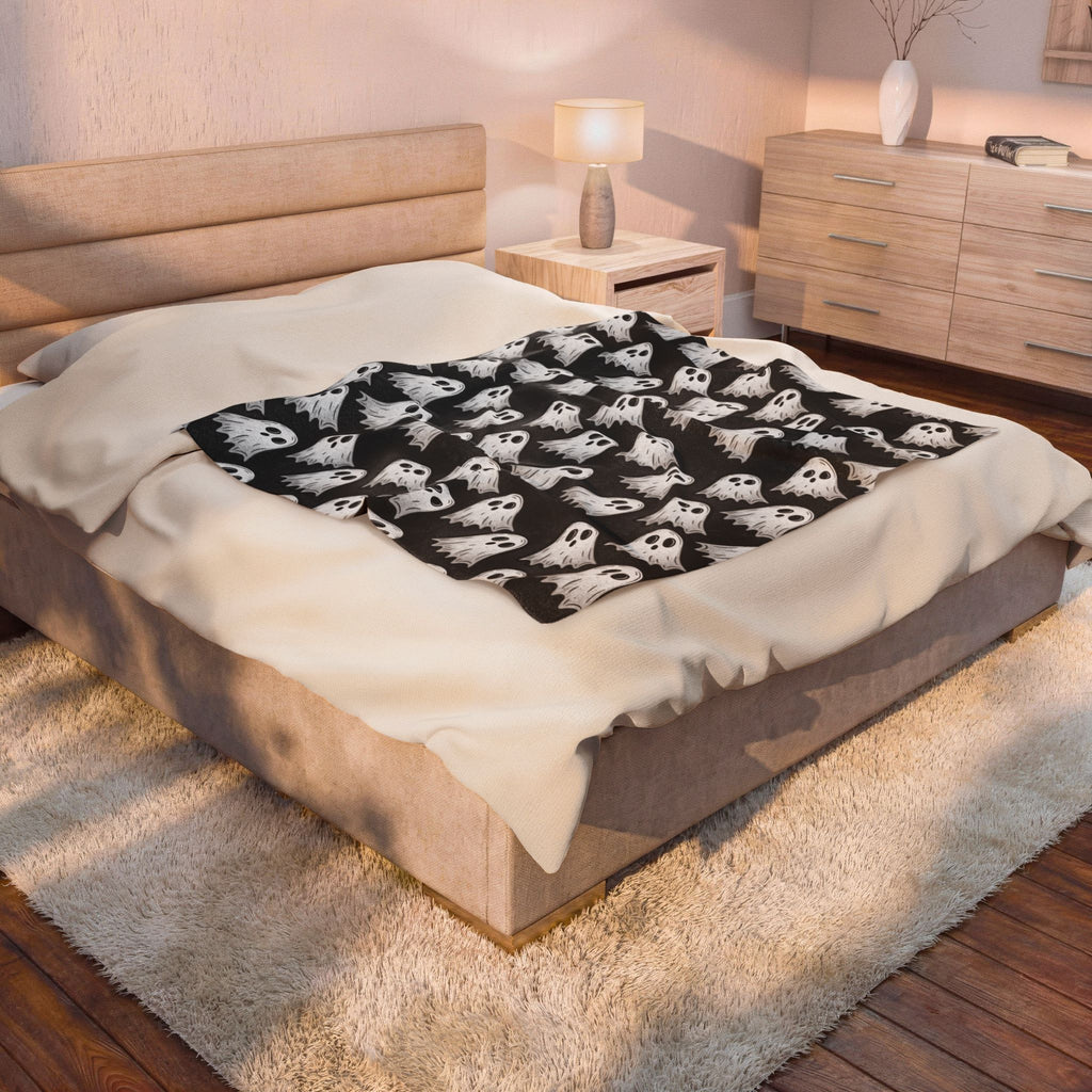 Ghost Pattern Velveteen Plush Blanket — Soft Halloween Throw for Cozy Nights
