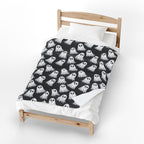 Ghost Pattern Velveteen Plush Blanket — Soft Halloween Throw for Cozy Nights